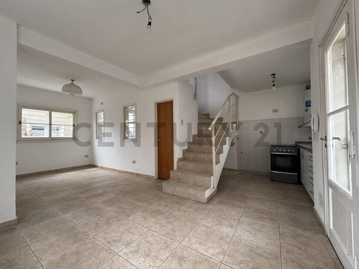 Foto de Dúplex cómodo y luminoso en lote compartido, Turdera, imagen 2