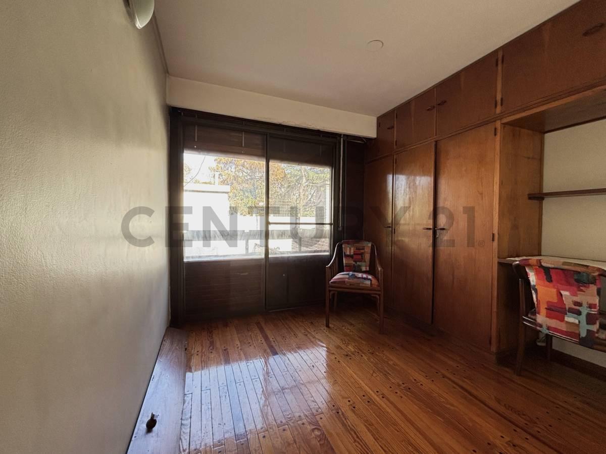 Foto de Casa en venta en Adrogué – Zona residencial y entorno verde, imagen 2