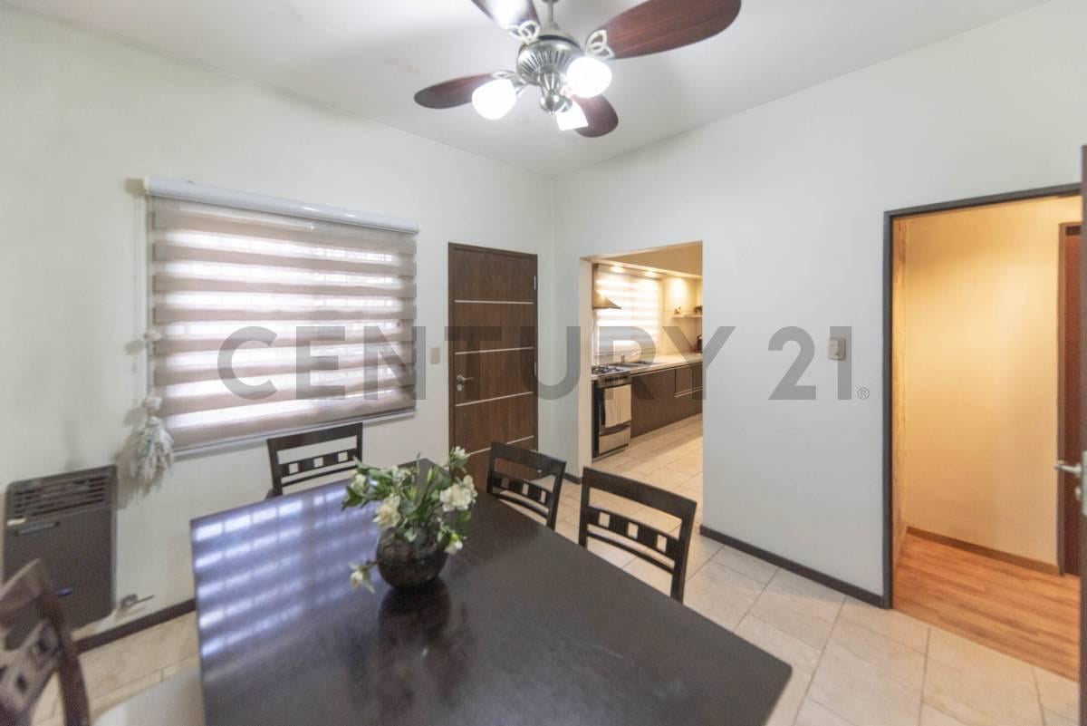 Foto de Casa de 4 Ambientes con Quincho y Gran Jardín en Hurlingham – Apto, imagen 3