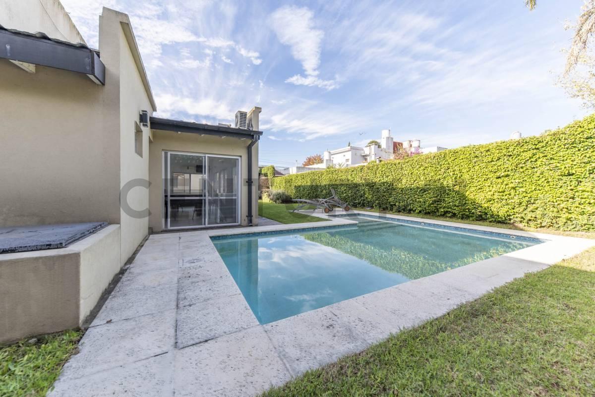 Foto de Casa de 4 Ambientes con Quincho y Gran Jardín en Hurlingham – Apto, imagen 2