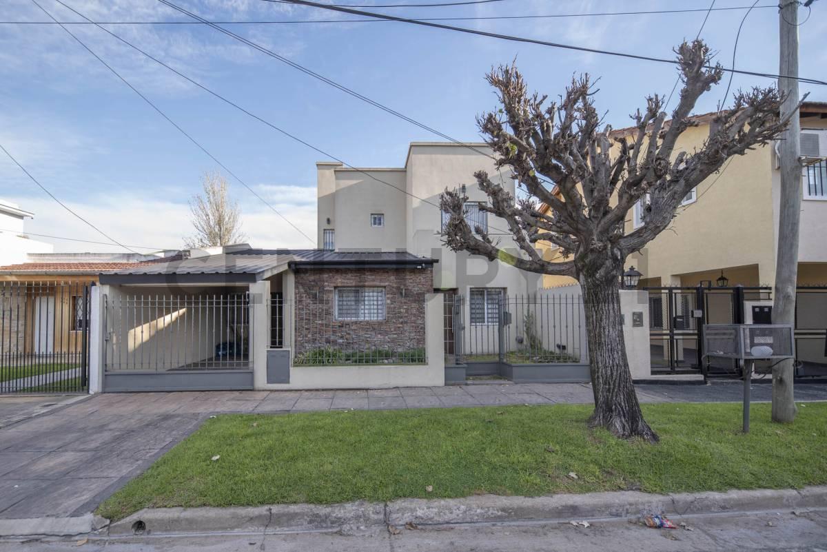 Foto de Casa de 4 Ambientes con Quincho y Gran Jardín en Hurlingham – Apto, imagen 4