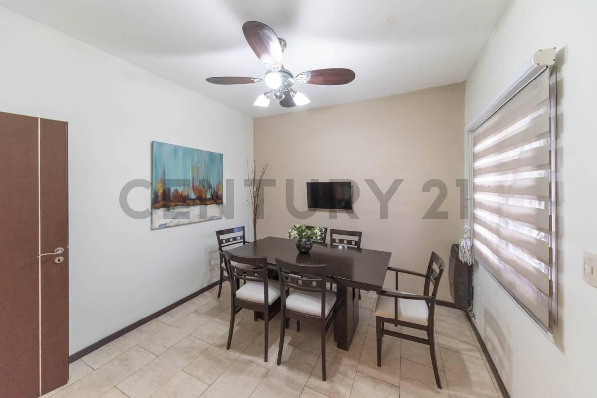 Foto de Casa de 4 Ambientes con Quincho y Gran Jardín en Hurlingham – Apto, imagen 5