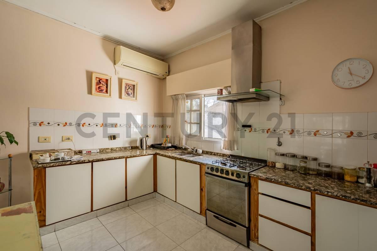 Foto de Casa en venta en Lomas de Zamora con pileta, quincho y jardín - Ideal, imagen 2