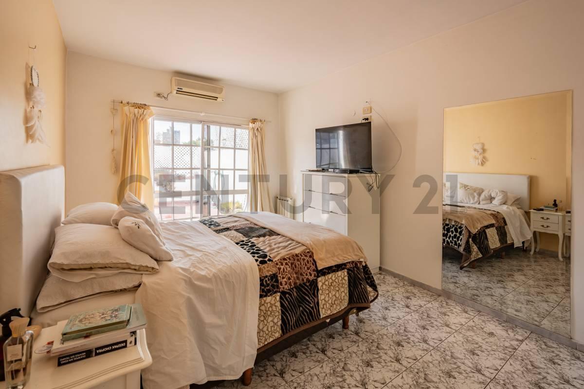 Foto de Casa en venta en Lomas de Zamora con pileta, quincho y jardín - Ideal, imagen 4