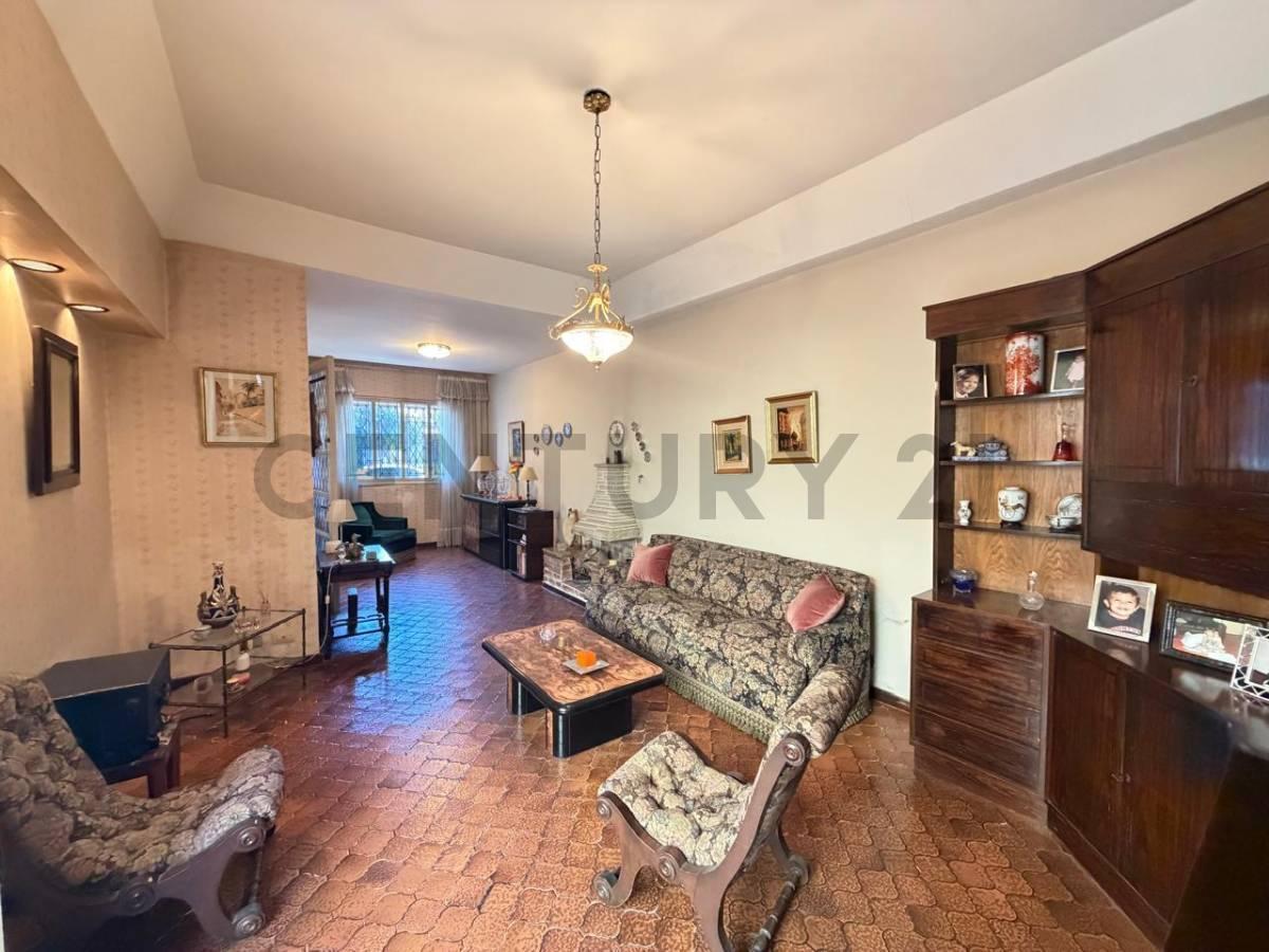 Foto de VENTA CASA 6 AMBIENTES CON COCHERA Y PARQUE CON PILETA EN FLORESTA, imagen 3