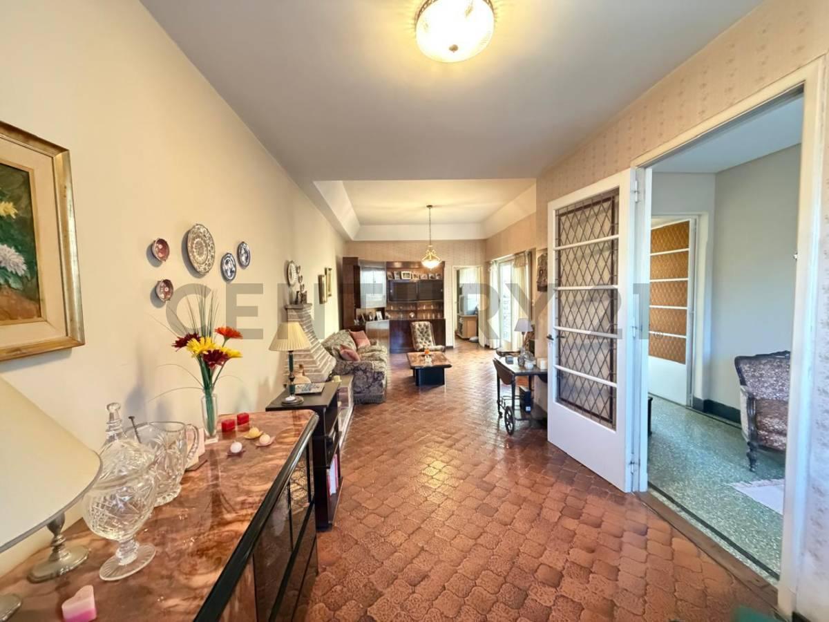 Foto de VENTA CASA 6 AMBIENTES CON COCHERA Y PARQUE CON PILETA EN FLORESTA, imagen 1