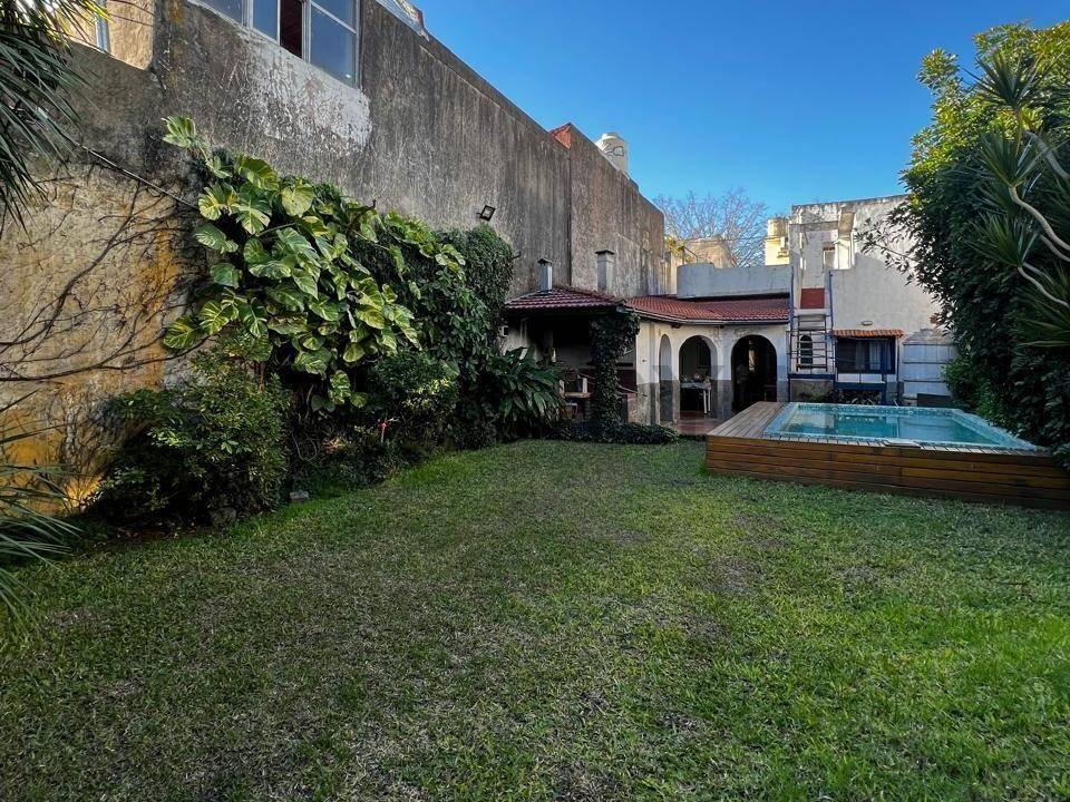 Foto de VENTA CASA 6 AMBIENTES CON COCHERA Y PARQUE CON PILETA EN FLORESTA, imagen 2
