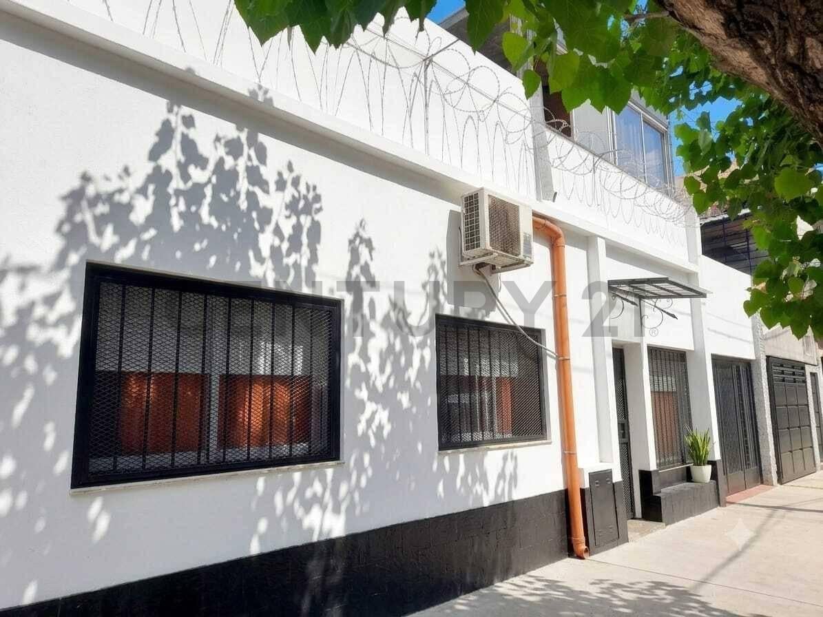 Foto de VENTA/PERMUTA PH TIPO CASA 4 AMB C/ COCHERA Y QUINCHO. CASEROS, imagen 1