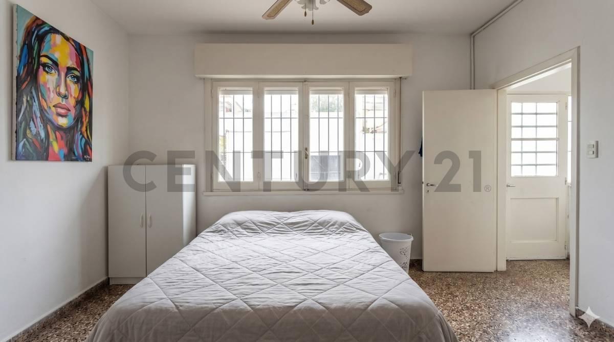 Foto de PH en venta - 2 dormitorios - Quilmes, imagen 2