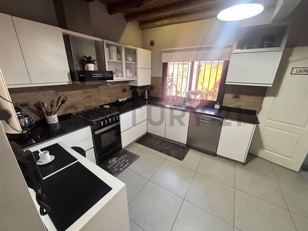 Foto de CASA DE ESTILO y CALIDAD EN VENTA – MORENO | 5 AMBIENTES, imagen 2