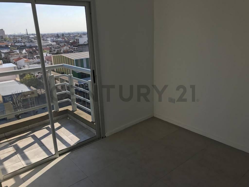 Foto de VENTA DEPARTAMENTO 3 AMBIENTES CON BALCÓN – 8° PISO AL FRENTE, imagen 2