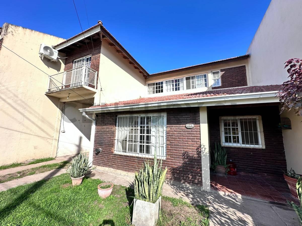 Foto de VENTA CASA 2 PISO 4 DORMITORIOS EN VILLA DE MAYO - APTA CRÉDITO, imagen 2