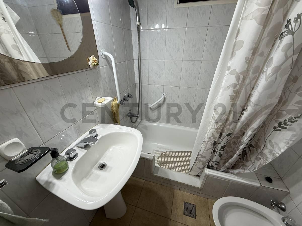Foto de Venta casa 3 amb con Pileta y jardín en Isidro Casanova, imagen 2