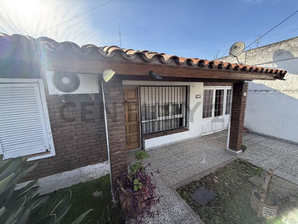 Foto de Venta casa 3 amb con Pileta y jardín en Isidro Casanova, imagen 1