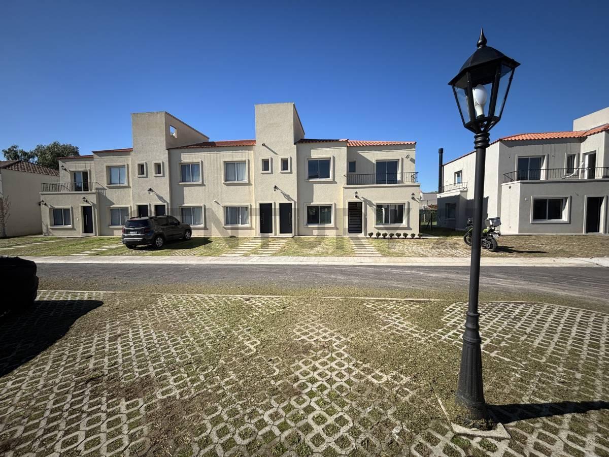 Foto de CASA TIPO Dúplex 4 Amb en Barrio La Angélica, Pilar | Jardín y Parrilla, imagen 1