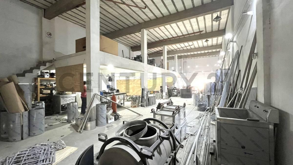 Foto de VENTA GALPON, ENTREPISO Y PATIO // MUÑIZ, imagen 2