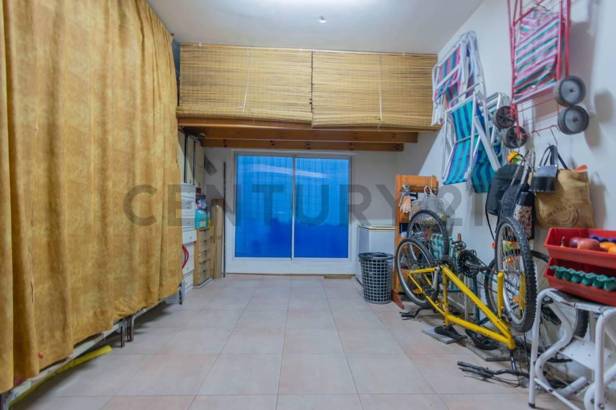 Foto de VENTA CASA 6 AMBIENTES 4 DORMITORIOS + COCHERA + QUINCHO + TERRAZA | LA, imagen 4