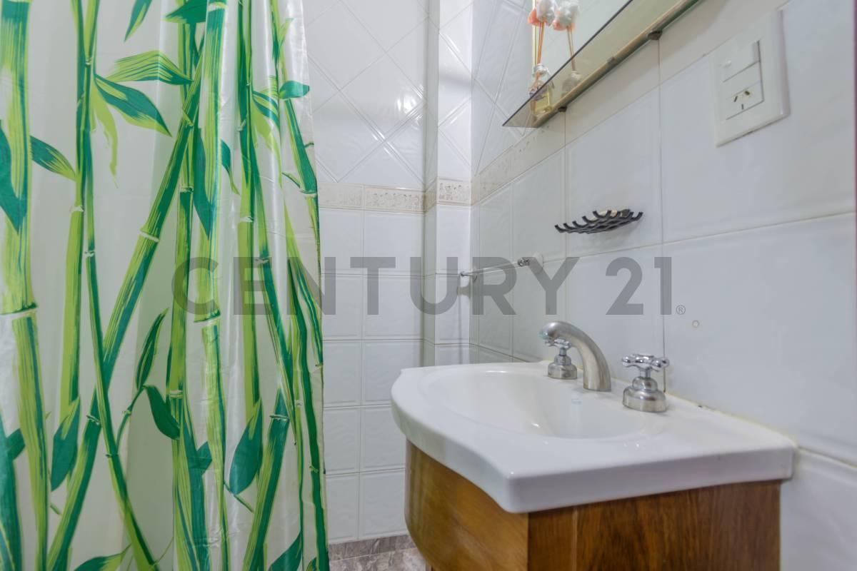 Foto de VENTA CASA 6 AMBIENTES 4 DORMITORIOS + COCHERA + QUINCHO + TERRAZA | LA, imagen 1