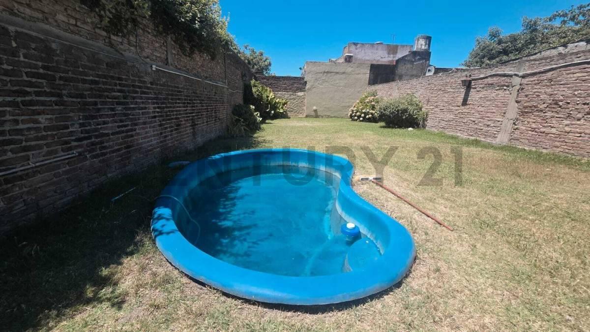 Foto de VENTA CASA 3 AMB EN LANUS, CON COCHERA JARDIN Y PILETA., imagen 3