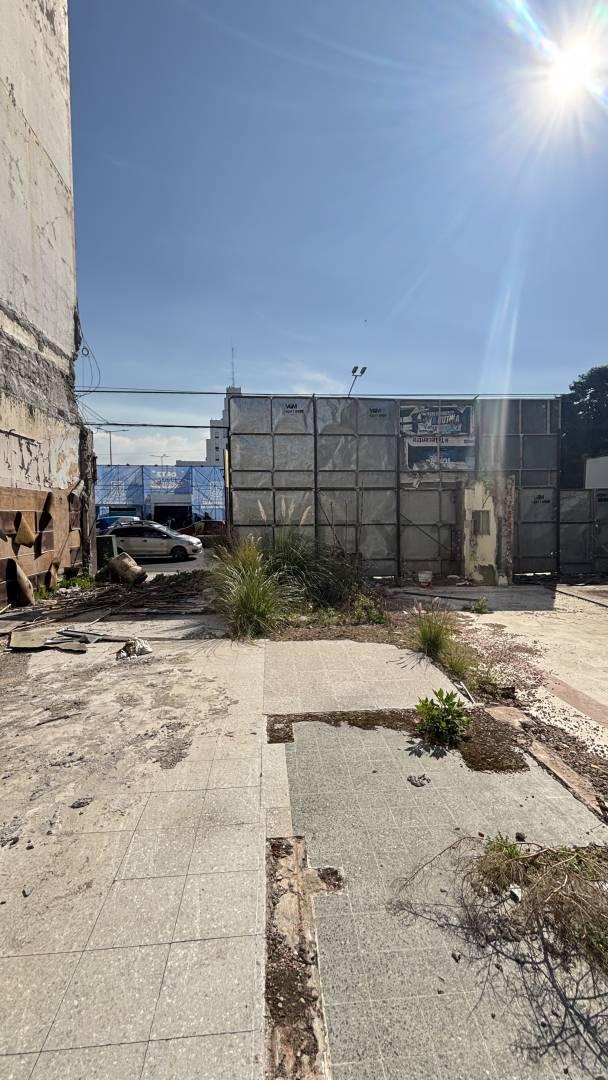 Foto de Lote 877 m² frente a Plaza Grigera – Zona R1.1 Alta Densidad – Lomas de, imagen 1