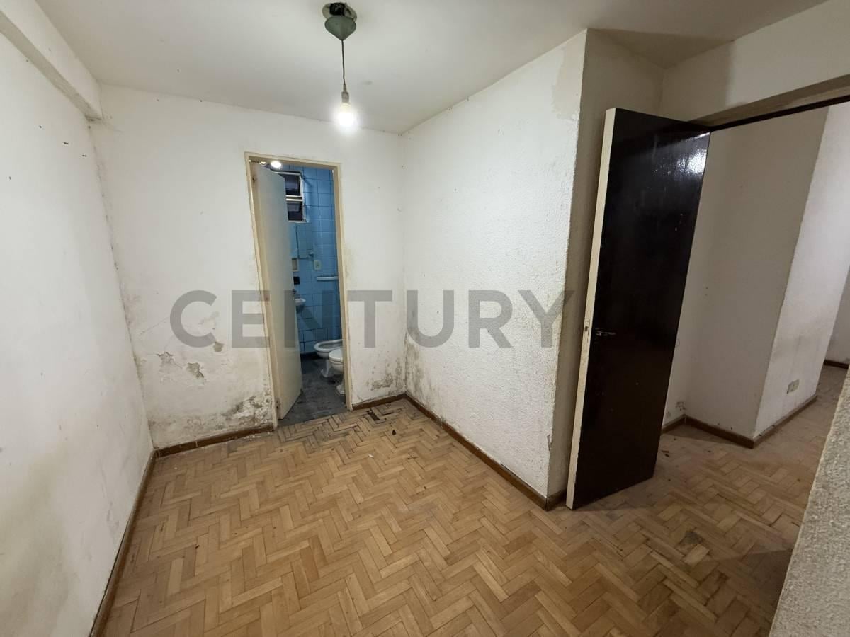 Foto de EN VENTA Departamento 2 ambientes con patio A RECICLAR, imagen 4