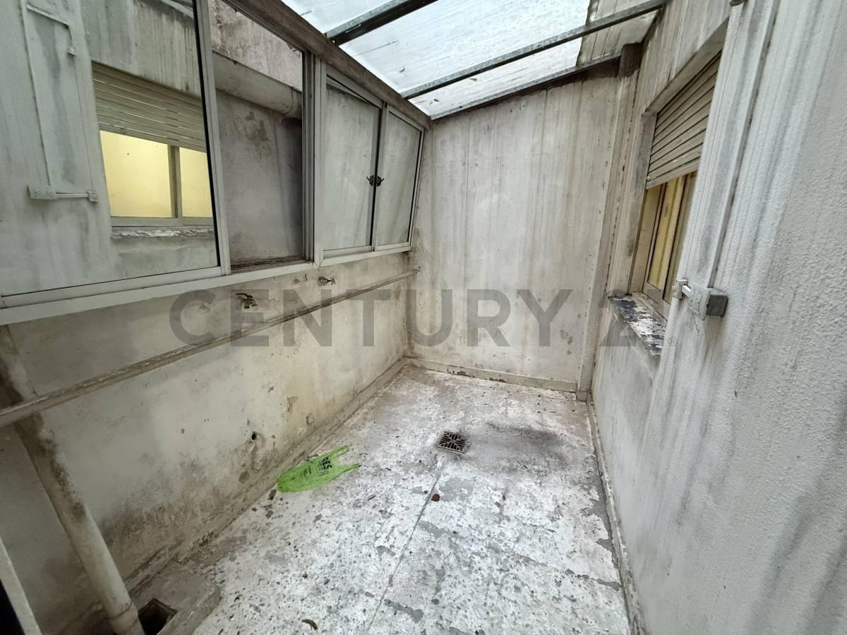 Foto de EN VENTA Departamento 2 ambientes con patio A RECICLAR, imagen 2
