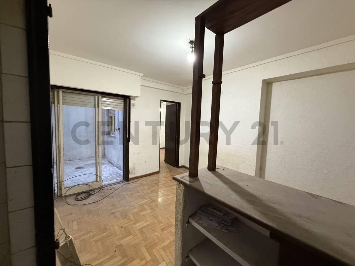 Foto de EN VENTA Departamento 2 ambientes con patio A RECICLAR, imagen 3