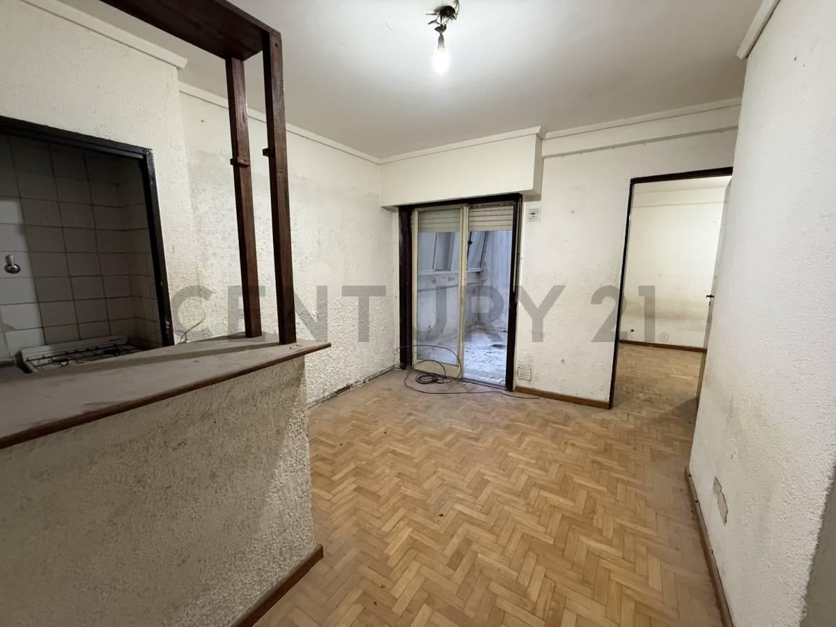 Foto de EN VENTA Departamento 2 ambientes con patio A RECICLAR, imagen 5