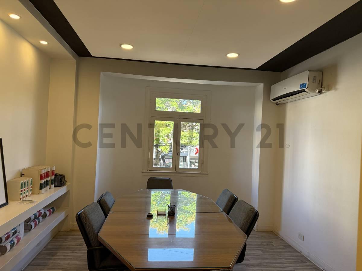 Foto de VENTA OFICINAS / DEPARTAMENTO 6 AMBIENTES EN ESQUINA EMBLEMÁTICA, imagen 2