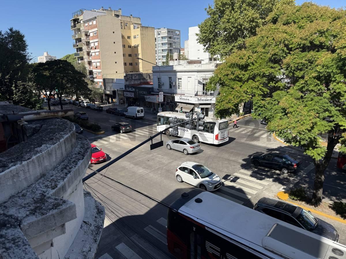 Foto de VENTA OFICINAS / DEPARTAMENTO 6 AMBIENTES EN ESQUINA EMBLEMÁTICA, imagen 3