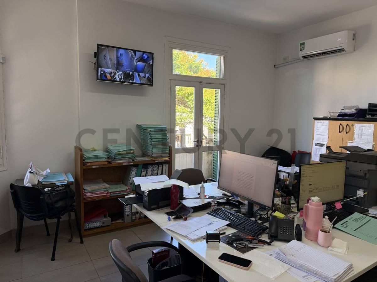 Foto de VENTA OFICINAS / DEPARTAMENTO 6 AMBIENTES EN ESQUINA EMBLEMÁTICA, imagen 1