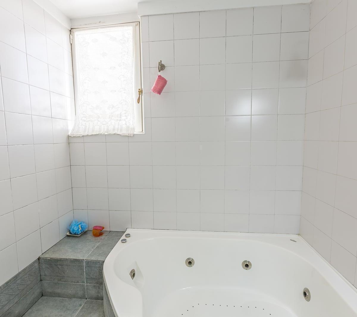 Venta Casa 4/5 Ambientes de Estilo | Excelente Estado| Luz | Detalles de Calidad | 3 Plantas. 5