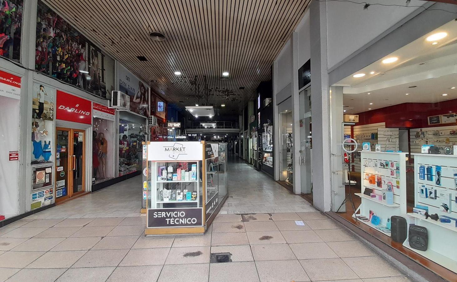 Oportunidad en Flores 2 Locales en Galería Center, sobre Av.Rivadavia