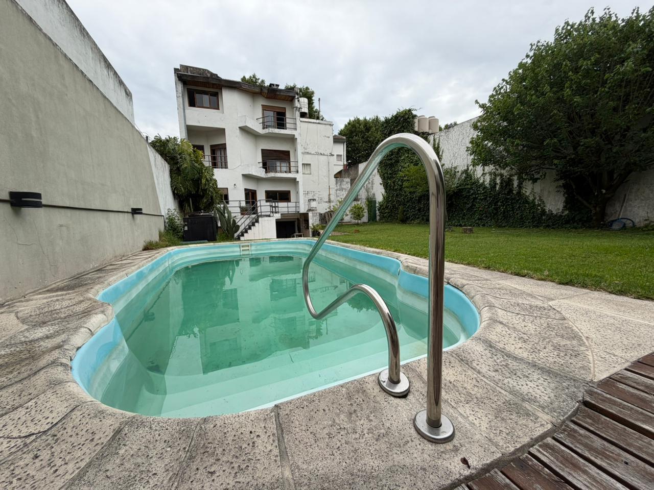 Hermosa casa de 9 ambientes, pileta, fondo y 5 cocheras en lugar privilegiado de Villa Luro