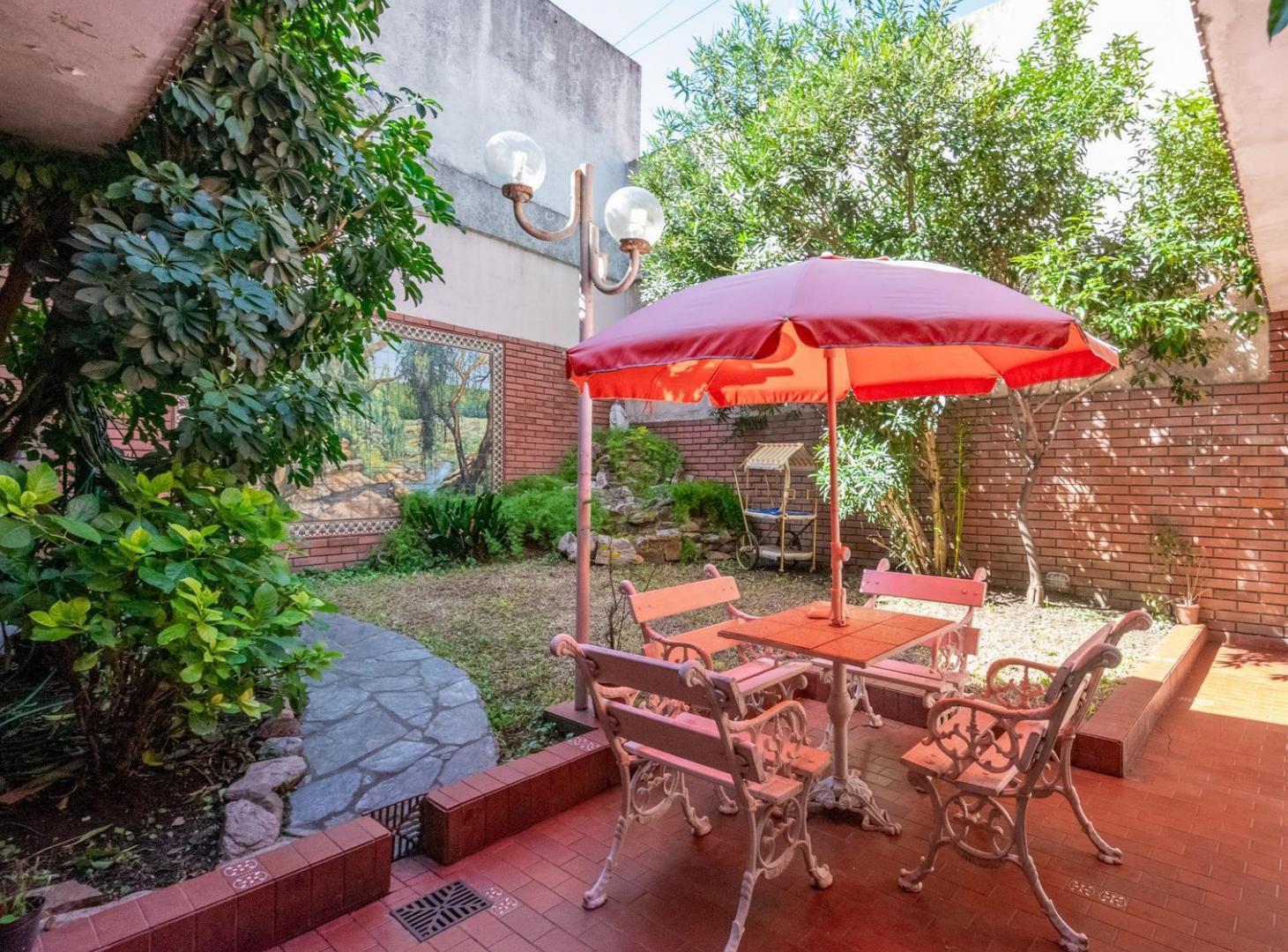 Foto de Casa 7 ambientes-4 dormis-Quincho-Cochera-Patio-Terraza-Dependencia, imagen 1