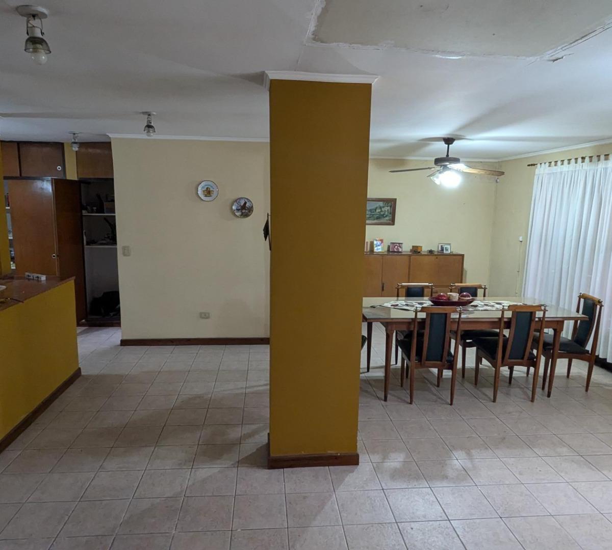 Foto de VENTA Casa + Local y Garaje En - Uriarte al 200, Lanús O, imagen 3