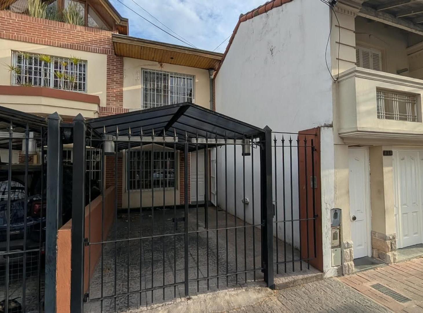 Foto de Venta Dúplex De tres Amb. Con garaje y fondo libre. Lanus O, imagen 2