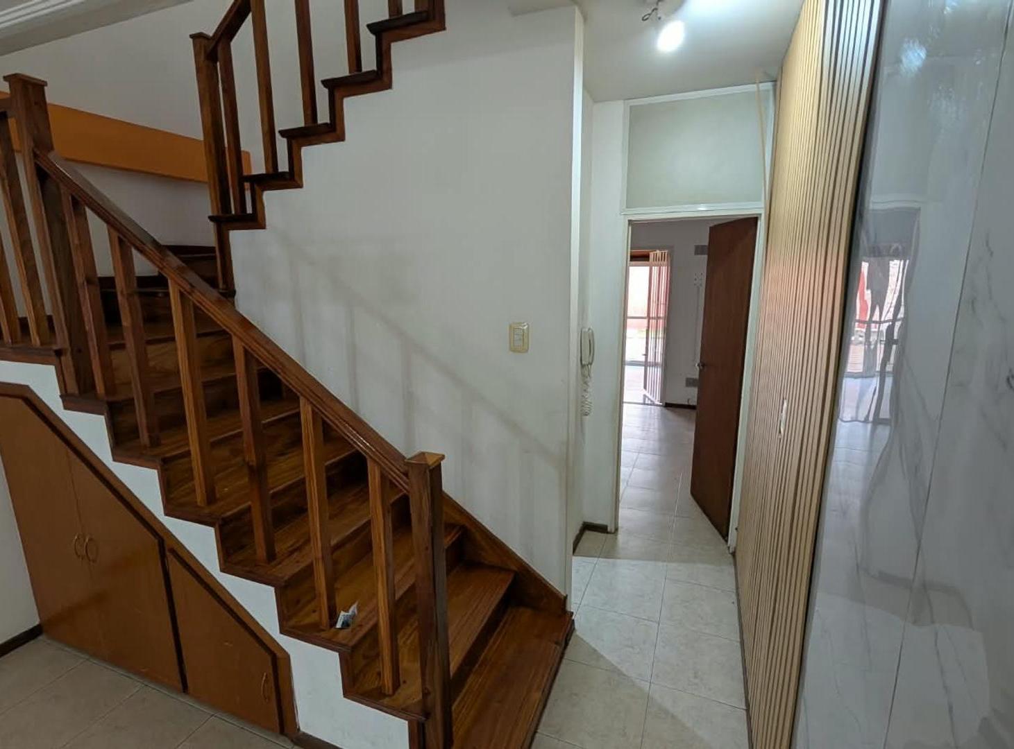 Foto de Venta Dúplex De tres Amb. Con garaje y fondo libre. Lanus O, imagen 5