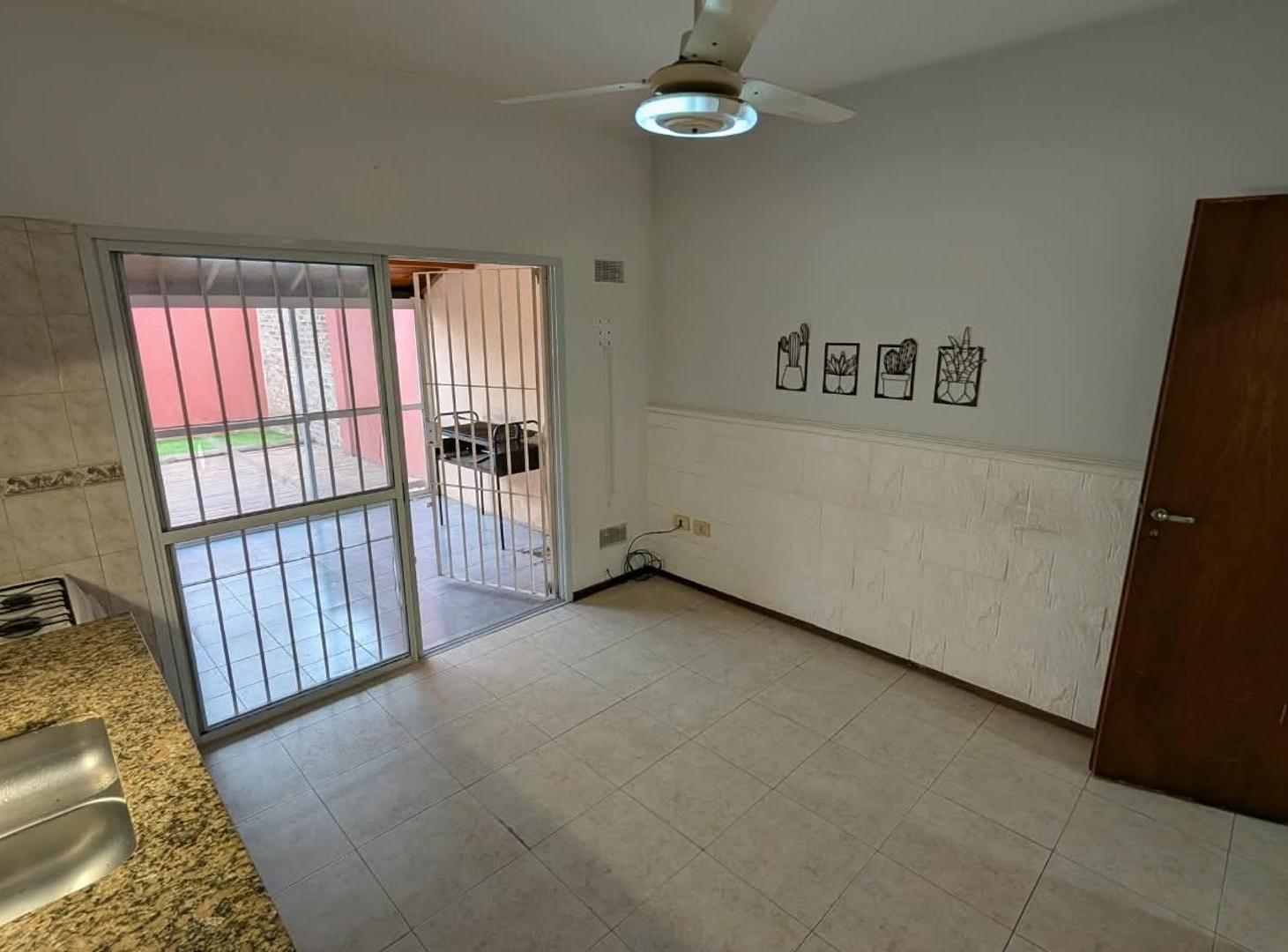 Foto de Venta Dúplex De tres Amb. Con garaje y fondo libre. Lanus O, imagen 4