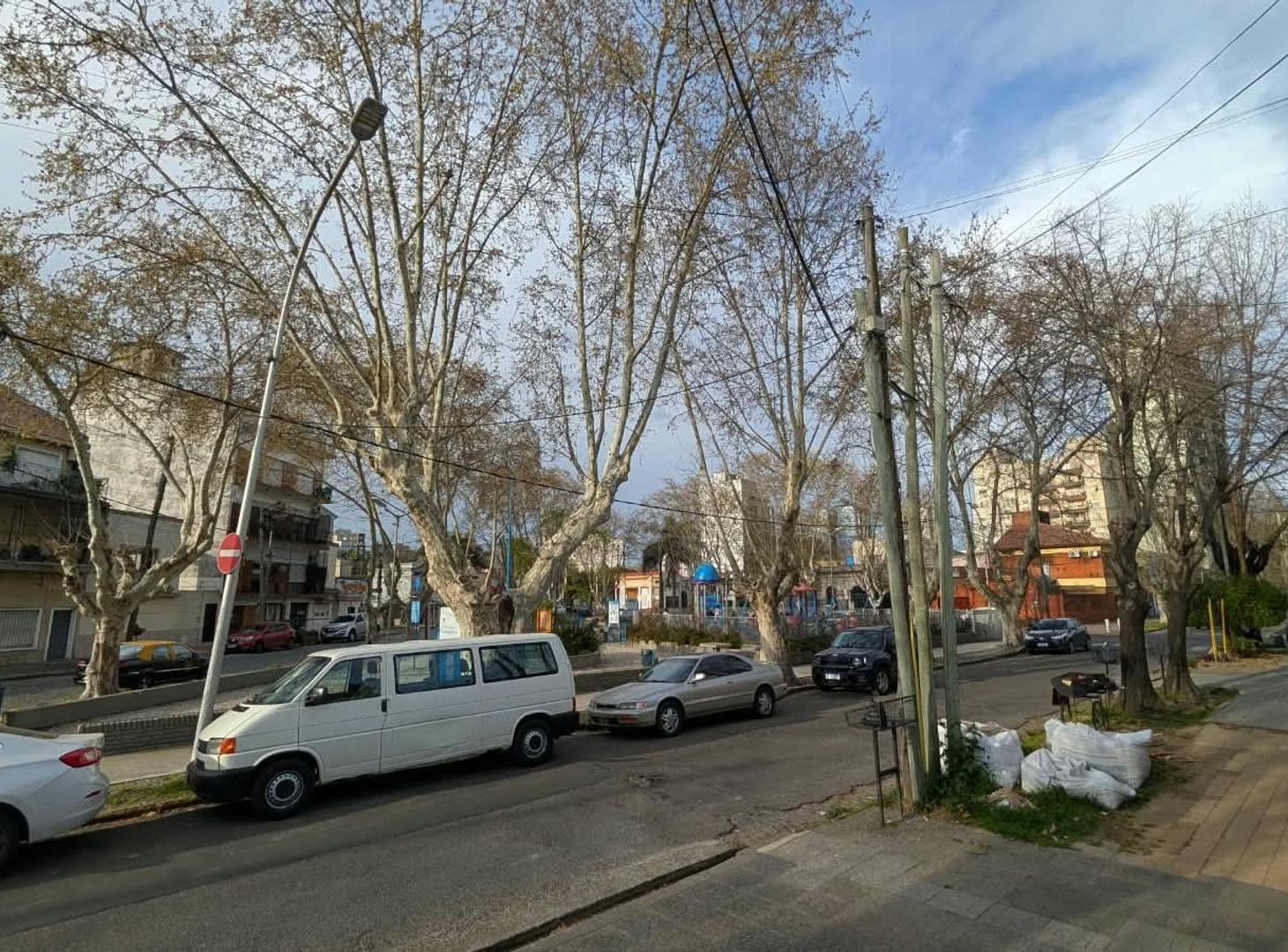 Foto de Venta Dúplex De tres Amb. Con garaje y fondo libre. Lanus O, imagen 3