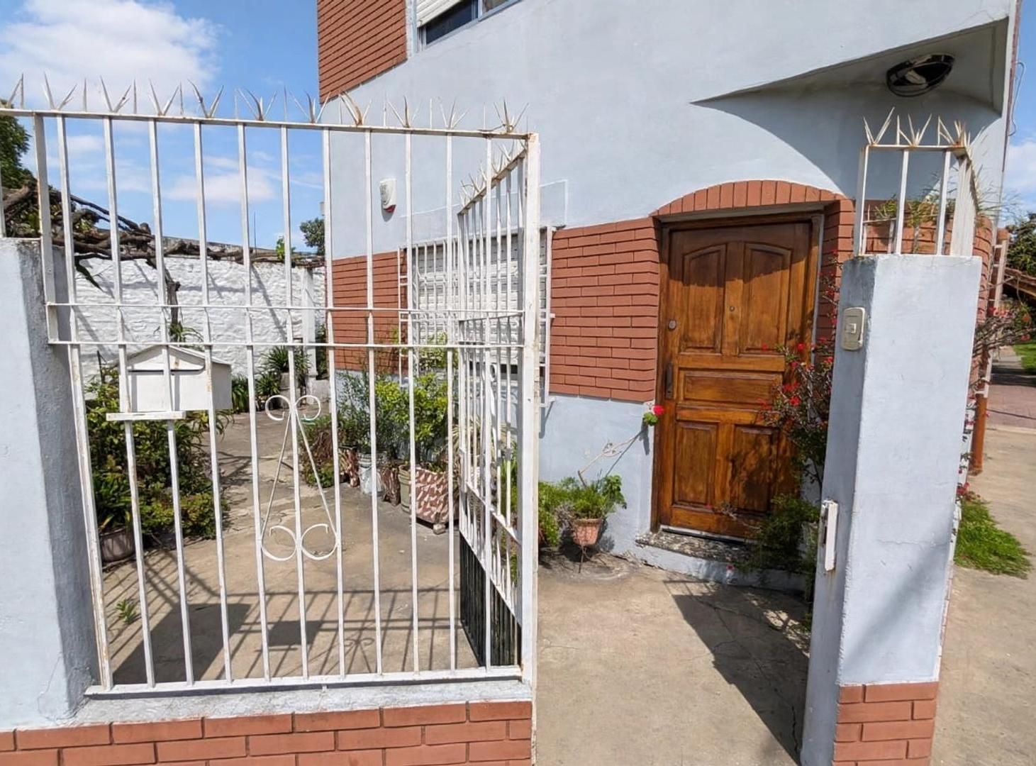 Foto de PH tipo casa en Venta 4 Ambs. con garaje y patio Gerly Lanus, imagen 3