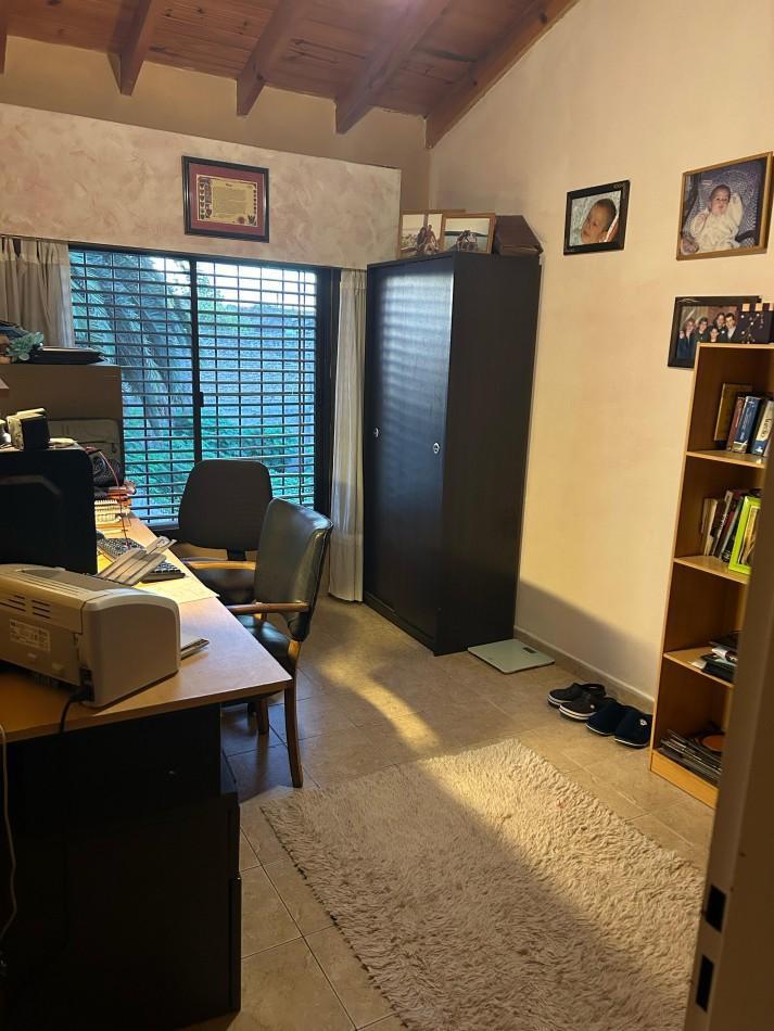 Foto de CASA 5 AMB CON PILETA | CASTELAR NORTE | TOMA DEPTO EN PARTE DE PAGO, imagen 2
