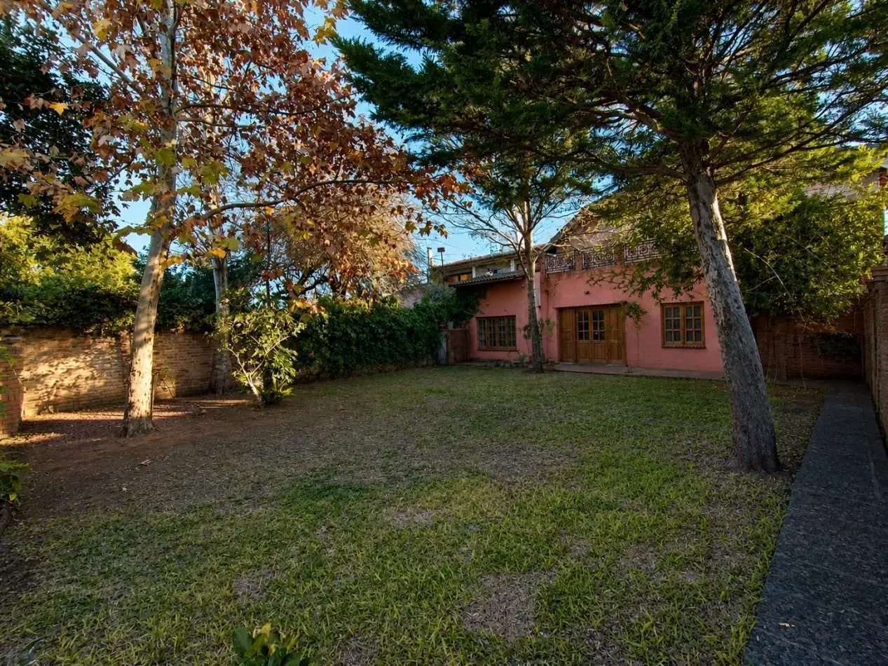 Venta casa 5 ambientes amplio parque 8