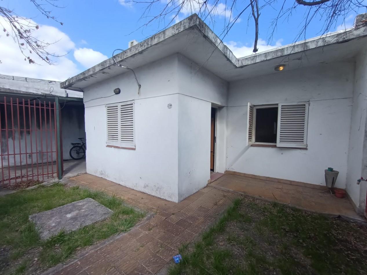Foto de Venta casa 3 ambientes Castelar A RECICLAR 10 x 38mts APTO CREDITO, imagen 2