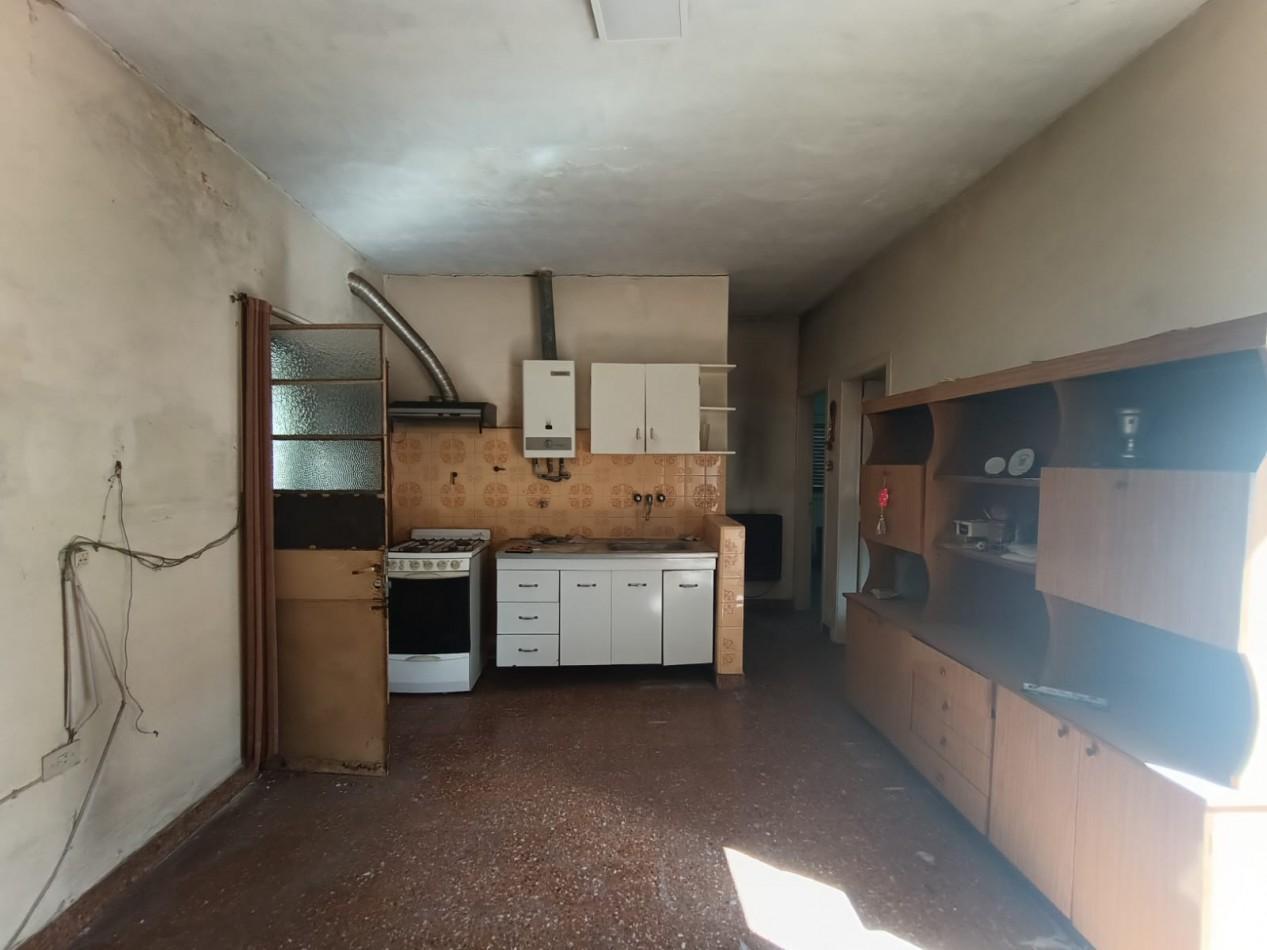 Foto de Venta casa 3 ambientes Castelar A RECICLAR 10 x 38mts APTO CREDITO, imagen 3