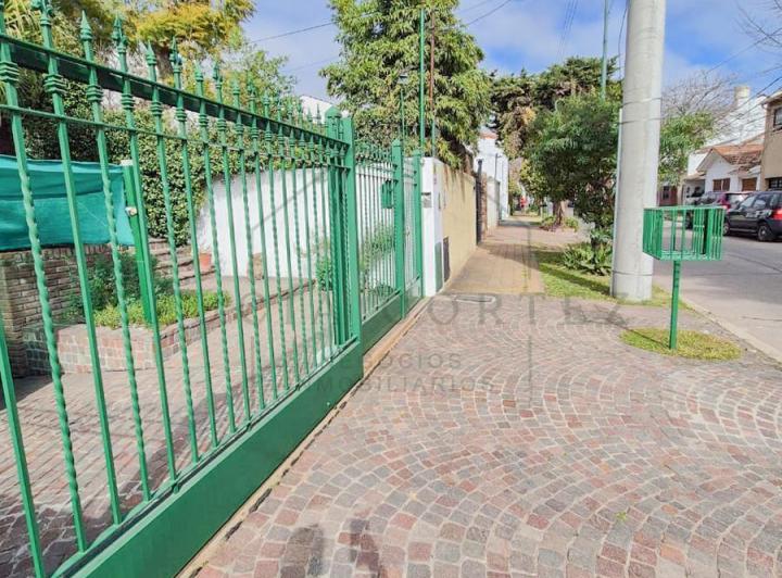 Casa en Martinez 4 dormitorios mas dependencia pileta jardín y quincho 2