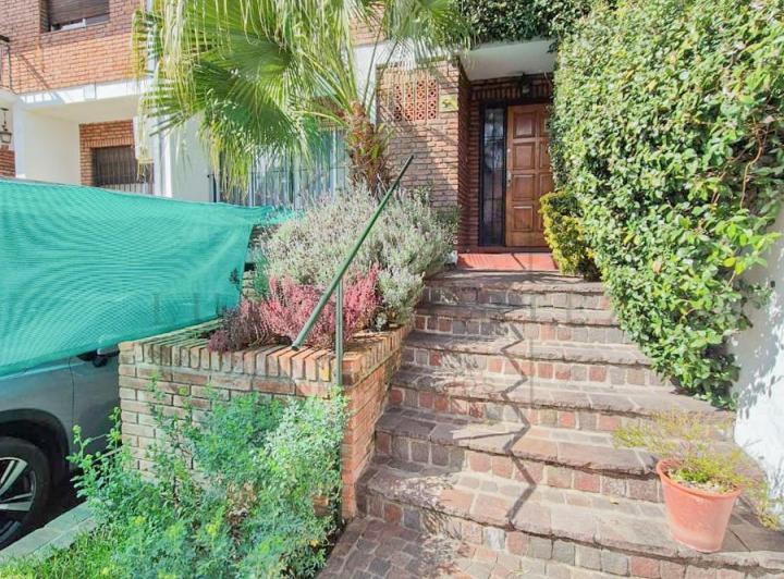 Casa en Martinez 4 dormitorios mas dependencia pileta jardín y quincho 5