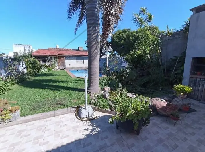 Casa en venta en Boulogne 5 ambientes con jardín quincho y pileta 3