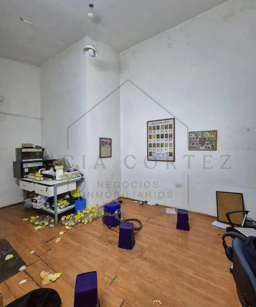 Galpón con local, oficinas y deposito en Don Torcuato 8