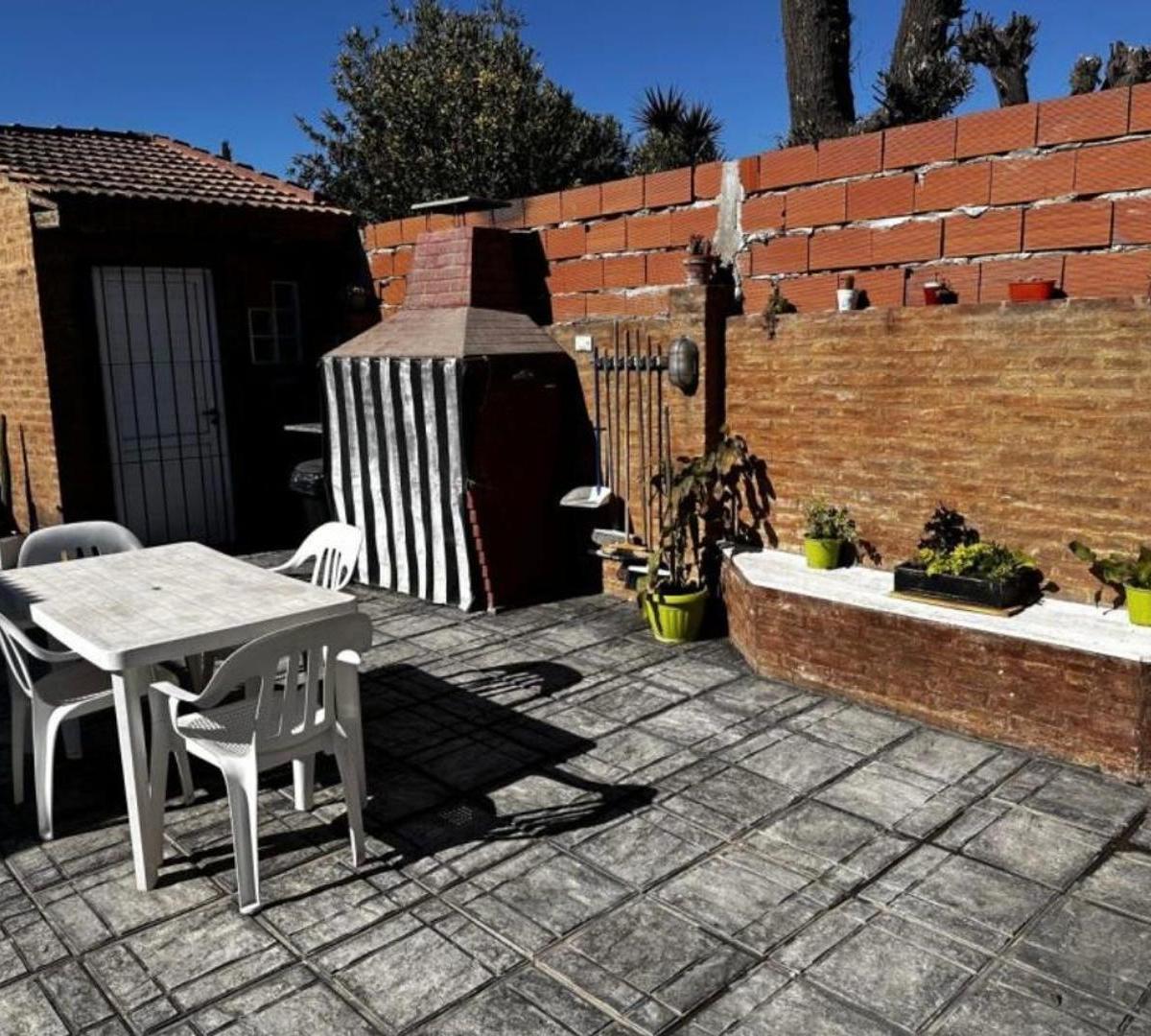 Casa en Venta a Una Cuadra de La Laguna 1